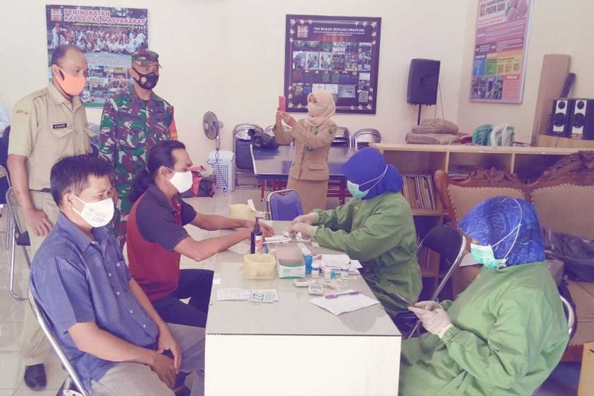 Vaksinasi warga Tasikmadu. (ist) - Jaga Imunitas, 200 Warga Tasikmadu Divaksinasi