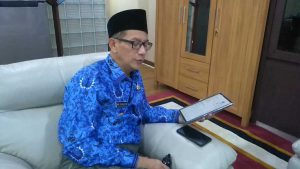 Wabup Gus Firjaun saat dikonfirmasi awak media di kantornya. (ist) - Wabup Gus Firjaun saat dikonfirmasi awak media di kantornya. (ist) - Dicatut Komplotan Penipu, Wabup Gus Firjaun: Abaikan Saja