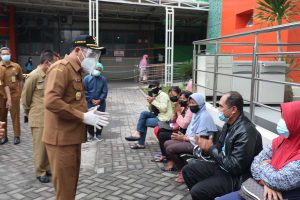 SIDAK - Wabup Sidoarjo, Subandi menggelar sidak ke rumah sakit rujukan Covid-19 salah satunya RS Anwar Medika yang menambah kapasitas dengan membangun tenda berkapasitas maksimal 54 pasien, Senin (28/06/2021) - 19 Rumah Sakit Rujukan Covid-19 di Sidoarjo Penuh - BOR Capai 99 Persen, Terpaksa Dirikan Tenda