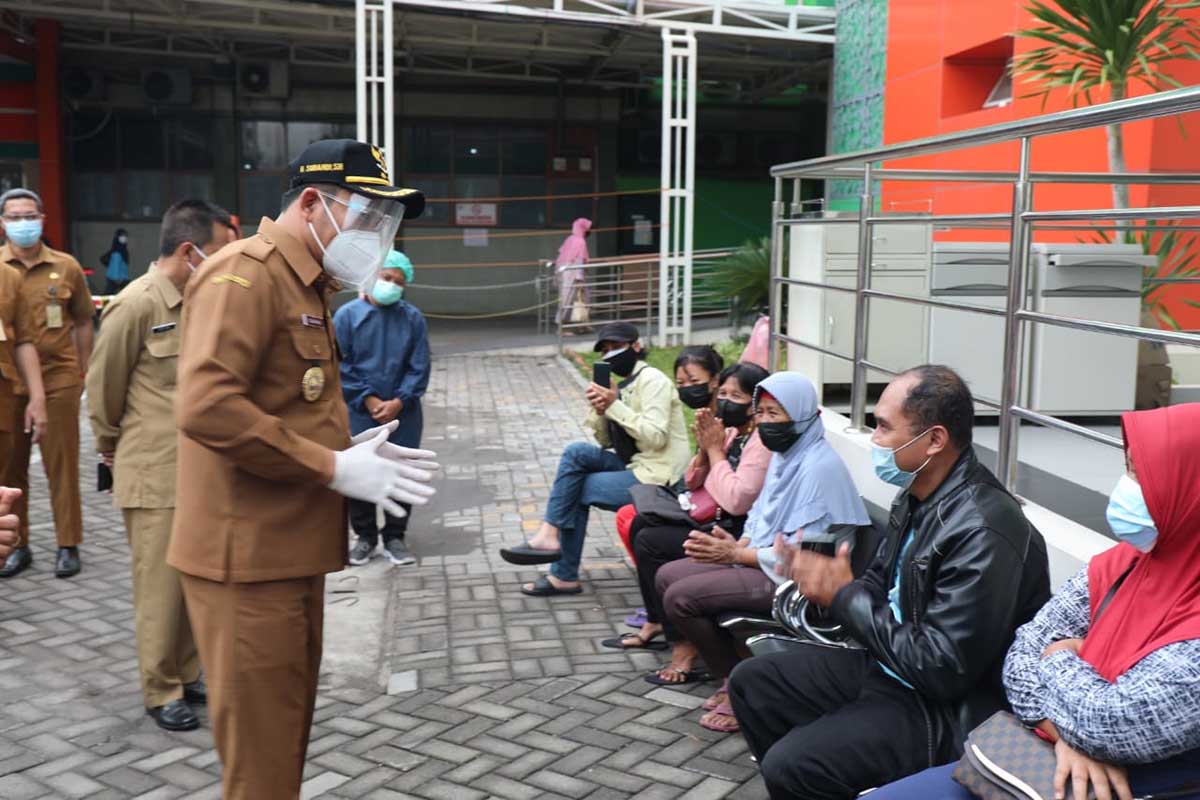 SIDAK - Wabup Sidoarjo, Subandi menggelar sidak ke rumah sakit rujukan Covid-19 salah satunya RS Anwar Medika yang menambah kapasitas dengan membangun tenda berkapasitas maksimal 54 pasien, Senin (28/06/2021) - 19 Rumah Sakit Rujukan Covid-19 di Sidoarjo Penuh - BOR Capai 99 Persen, Terpaksa Dirikan Tenda