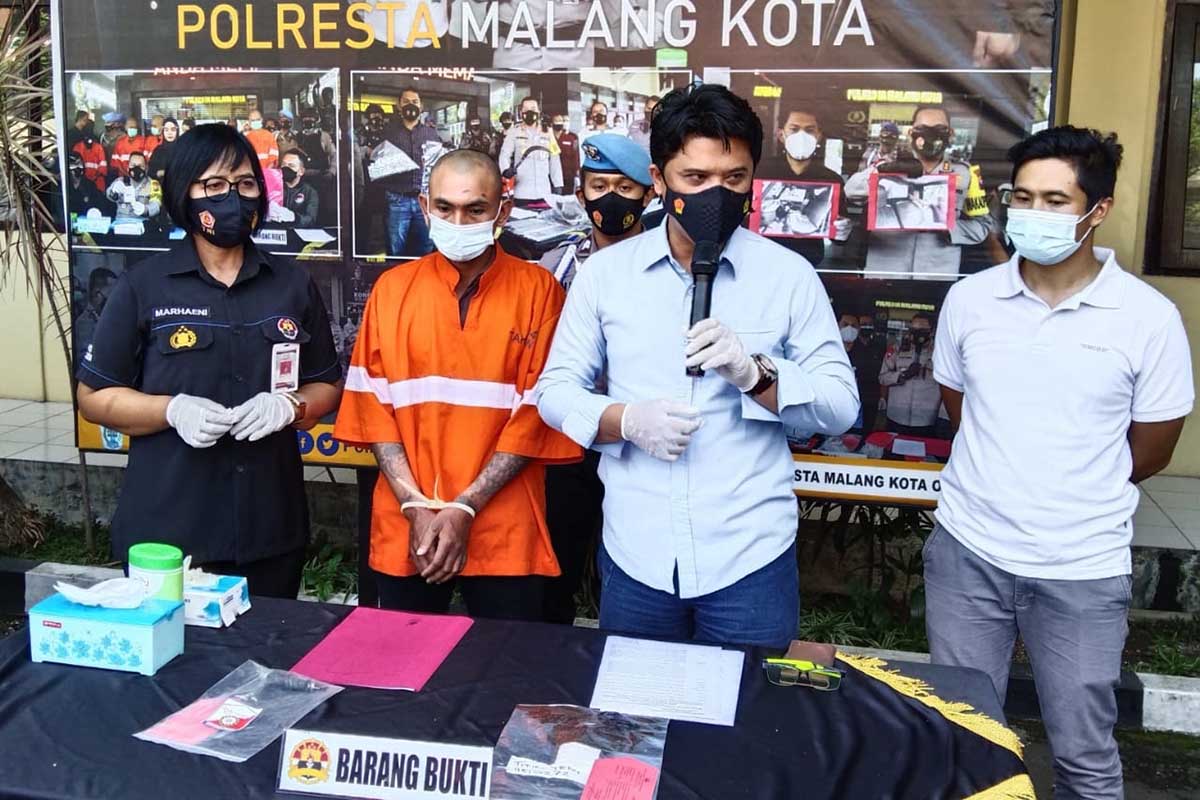 Wakasat Reskrim Polresta Malang Kota, AKP Hendro Triwahyono melakukan konferensi pers. (jaz) - Rebutan Anak, Suami Tusuk Istri Pertama di Rumah Istri Kedua