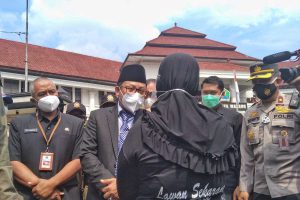 Walikota Malang berdialog dengan salah satu peserta aksi. (jaz) - Kasus PT CKS, Sutiaji: Siap Menutup Kalau Melanggar