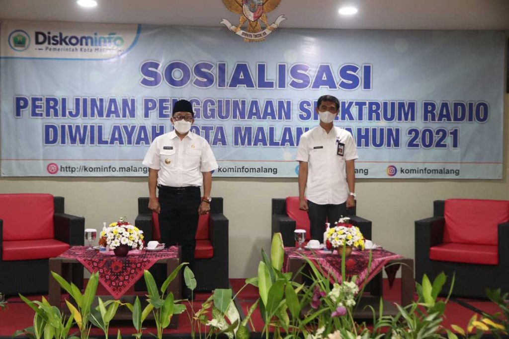 Walikota Malang bersama Kadis Kominfo Kota Malang sosialisasi frekuensi radio. (ist) - Diskominfo Sosialisasi Frekuensi Radio Agar Aman dan Terarah