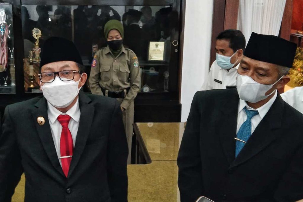 Walikota Malang bersama Sekda Kota Malang yang baru dilantik. (jaz) - Begini Alasan Walikota Malang Pilih Erik Setyo Susanto Jabat Sekda