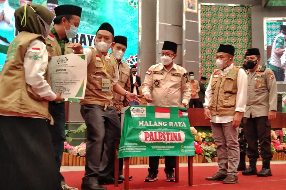 Walikota Malang ikut berikan donasi on the spot untuk Palestina. (jaz) - Malang Raya Berdoa dan Berdonasi Untuk Palestina
