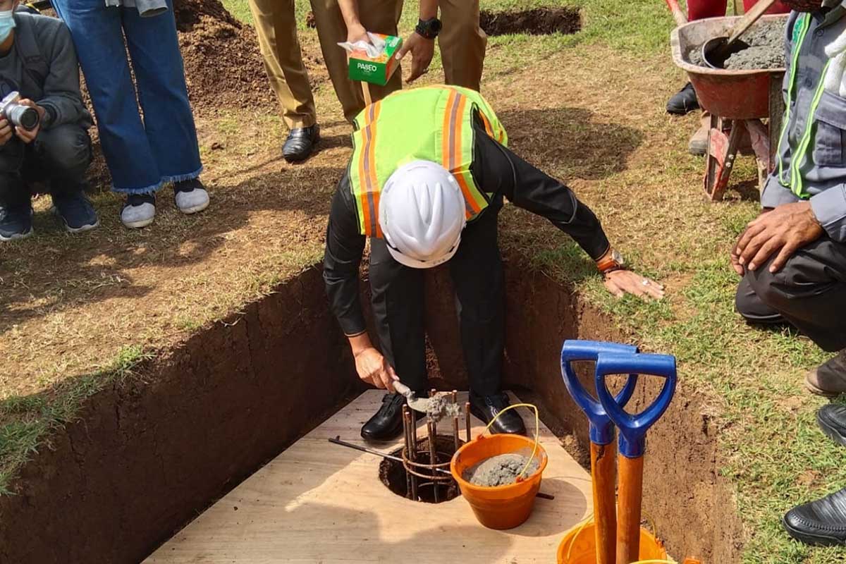 Walikota Malang meletakkan batu pertama SMPN 30 Mulyorejo. (jaz) - Target Januari 2021 SMPN 30 Mulyorejo Siap Ditempati