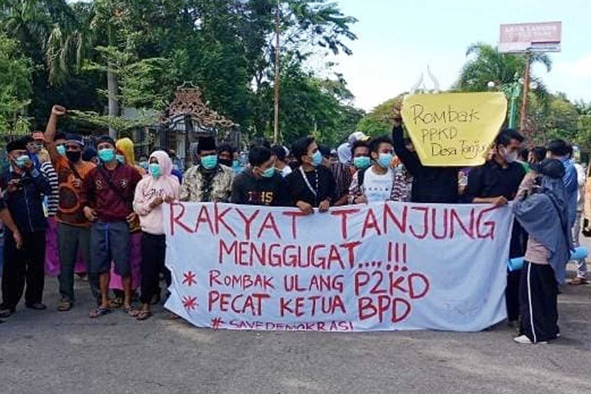 Warga Desa Tanjung Pademawu saat unjuk rasa ke Kantor DPMD Pamekasan, Selasa (22/6/2021). (rah) - Demo Warga Tanjung Pademawu Tuntut DPMD Rombak P2KD