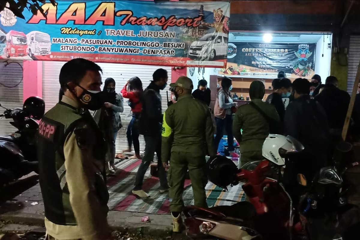 Aparat gabungan bubarkan kerumunan syukuran warga. (ist) - Temukan Banyak Pelanggaran, Masifkan Razia PPKM Level IV Malam Hari