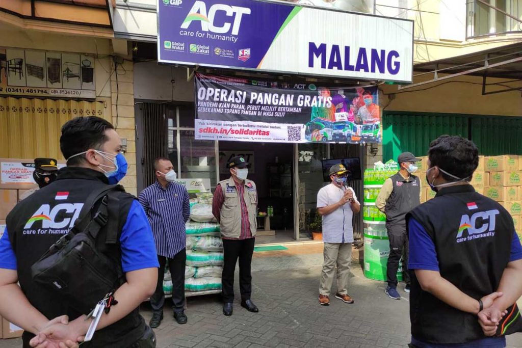 Apresiasi Walikota Malang terhadap ACT Malang dan relawan. (rhd) - Walikota Sutiaji Berangkatkan Operasi Pangan Gratis ACT Malang, Salurkan Lebih 100 Ton Selama PPKM Darurat