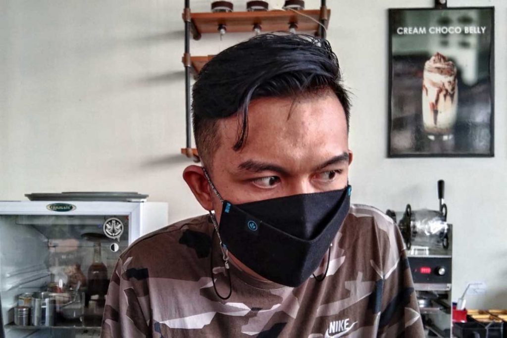 Wajib Take Away, Begini Tanggapan Pemilik Usaha Kuliner 1 Barista salah satu kafe di Kelurahan Sudimoro Kecamatan Lowokwaru. (jaz) - Wajib Take Away, Begini Tanggapan Pemilik Usaha Kuliner