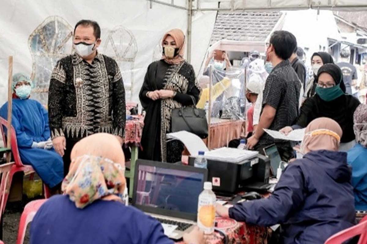 Bupati Hendy beserta istri Kasih Fajarani saat meninjau pelaksanaan vaksinasi. (ist) - Stok Vaksin Tambahan Datang, Vaksinasi di Jember Berlanjut