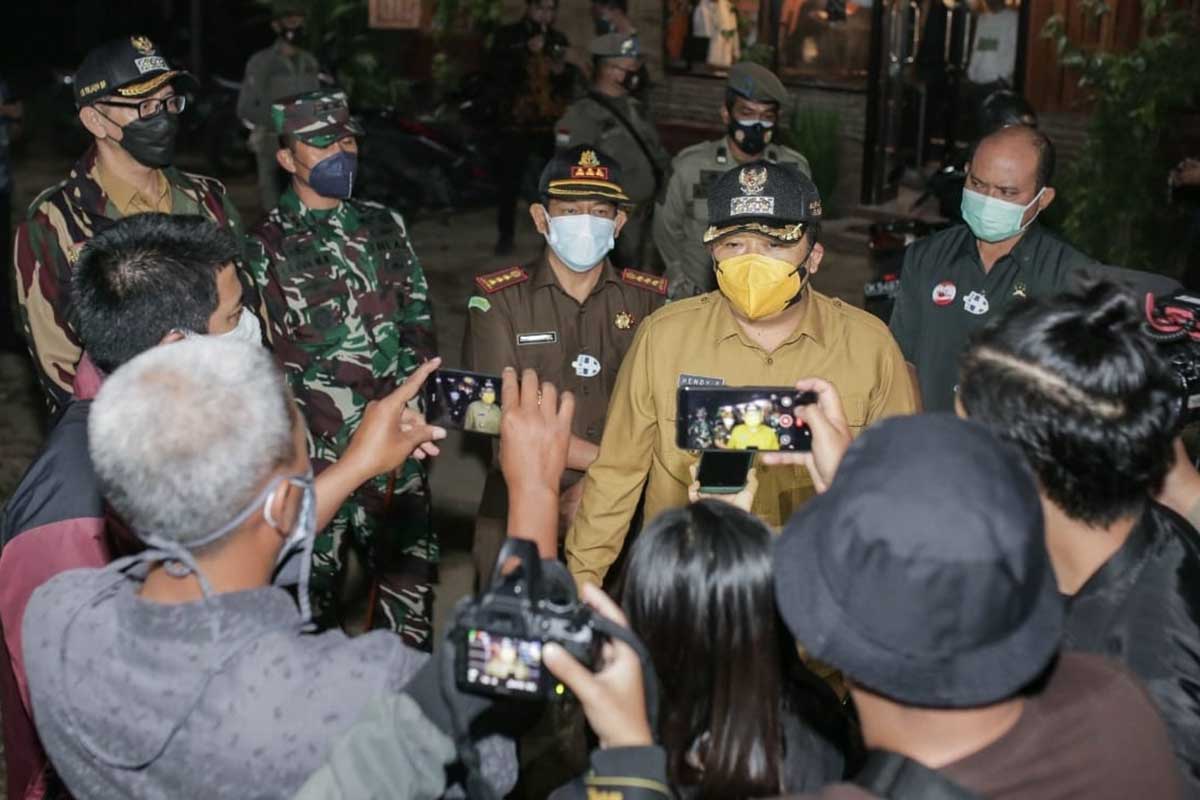 Bupati Hendy dan Forkopimda memantau operasi PPKM Darurat. (ist) - PPKM Darurat Hari Keempat, Bupati Jember Tindak Kafe Melewati Jam Malam