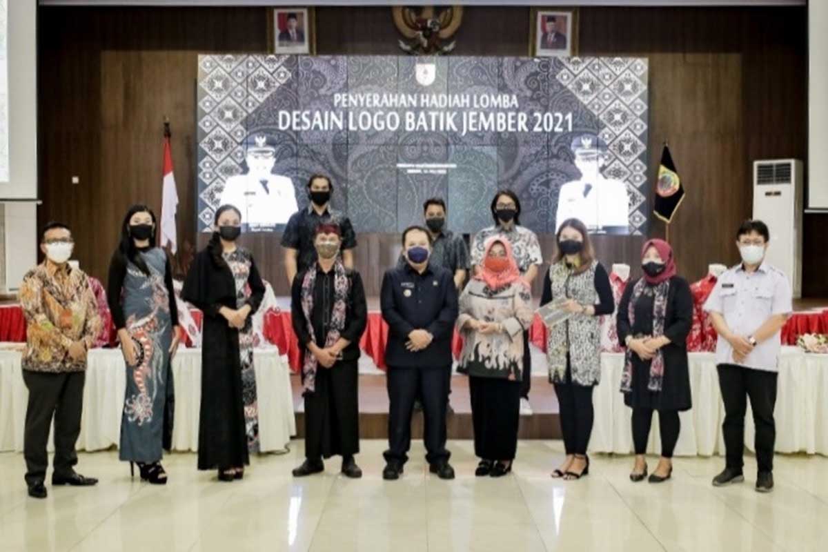 Bupati Hendy foto bersama dalam acara Desain Logo Batik Jember. (ist) - Tingkatkan Kreativitas Kabupaten Jember Gelar Kompetisi Desain Logo Batik