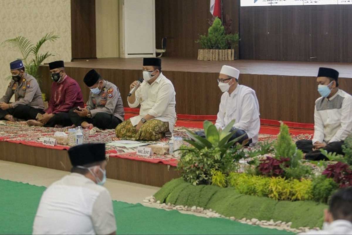 Bupati Hendy melaksanakan do'a bersama. (ist) - Bupati Jember Gelar Doa Bersama Agar Covid-19 Segera Dicabut