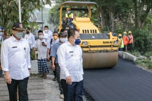 Bupati Hendy meninjau pelaksanaan pengaspalan jalan. (ist) - Bupati Hendy: Target Kita 1.000 Kilometer Jalan Akan Diperbaiki