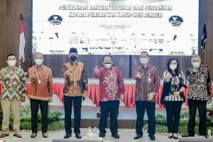 Bupati Jember Hendy Siswanto bersama pihak BMPD saat penyerahan bantuan. (ist) - Perbankan Jember Beri Bantuan Rp150 Juta Bagi Masyarakat Terdampak PPKM Darurat