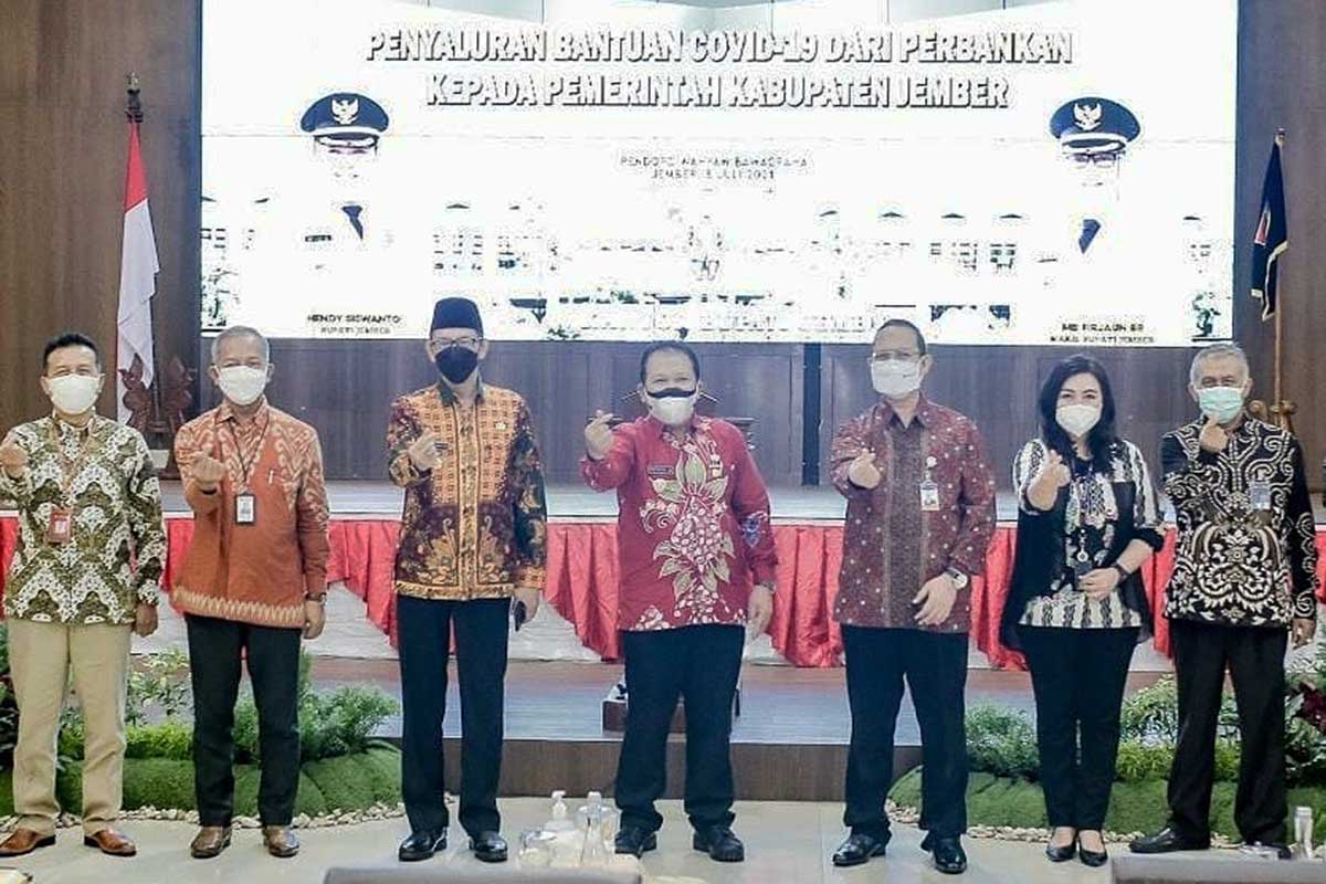 Bupati Jember Hendy Siswanto bersama pihak BMPD saat penyerahan bantuan. (ist) - Perbankan Jember Beri Bantuan Rp150 Juta Bagi Masyarakat Terdampak PPKM Darurat