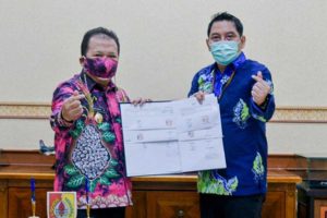 Bupati Jember Hendy Siswanto beserta R.Edy Suryono setelah Penandatanganan Nota Kesepakatan. (ist) - Ketua RT/RW di Kabupaten Jember Dijamin BPJS Ketenagakerjaan