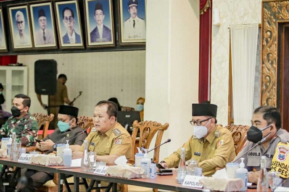 Bupati Jember Hendy Siswanto beserta Wabup Gus Firjaun saat mengikuti rakor. (ist) - Tekan Mobilitas Warga, PJU Seluruh Kabupaten Jember Dipadamkan