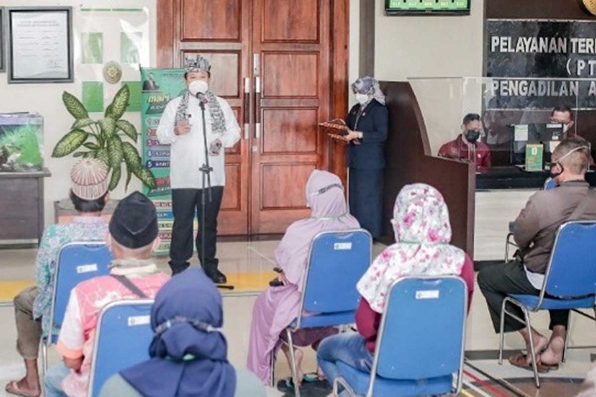 Bupati Jember Hendy Siswanto saat menghadiri Sidang Isbat Nikah di Pengadilan Agama Jember. (ist) - 450 Pasutri Ikuti Sidang Itsbat Nikah Terpadu PA Jember