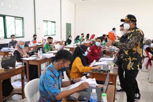 APRESIASI - Bupati Sidoarjo, Ahmad Muhdlor Ali (Gus Muhdlor) mengapresiasi 1.000 relawan yang mensukseskan vaksinasi 10.000 warga di Yon Arhanudse - 8, Gedangan, Sidoarjo, Senin (12/07/2021) sore - Gus Muhdlor Apresiasi Kinerja 1.000 Relawan Sukseskan Vaksinasi Massal