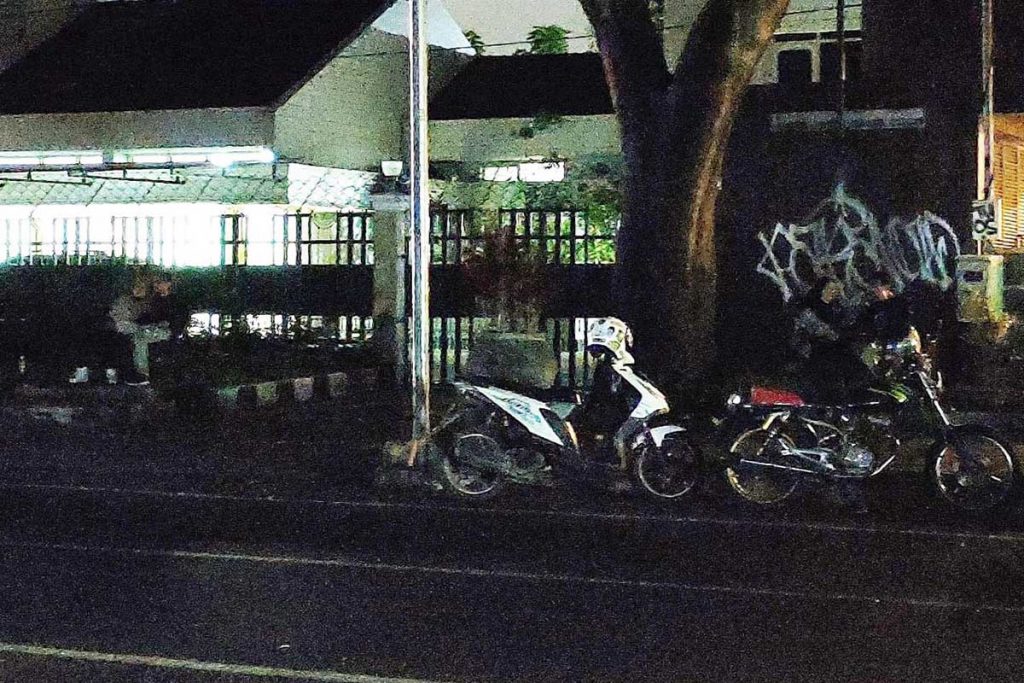 PJU Mati, Pasangan Muda-mudi Nikmati Kursi 'Panas' Taman 1 Dalam kondisi gelap (setelah di zoom), pasangan muda-mudi menikmati kursi 'panas' taman di jalan Ijen. (rhd) - PJU Mati, Pasangan Muda-mudi Nikmati Kursi 'Panas' Taman