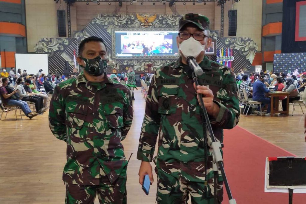 Dandeskesyah Malang Korem 083/BDJ Letkol CKM, dr Maksum, SpOt, memberikan penjelasan kepada awak media. (rhd) - Ribuan Warga Kota Malang Geruduk Serbuan Vaksinasi di UM