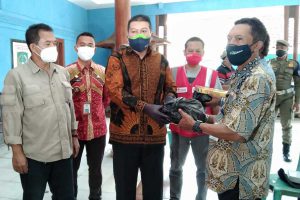 Didik Gatot Subroto memberikan bantuan secara simbolis. (jaz) - Alfamart Salurkan 50 Mukena dan 50 Sarung Untuk Petugas Kebersihan