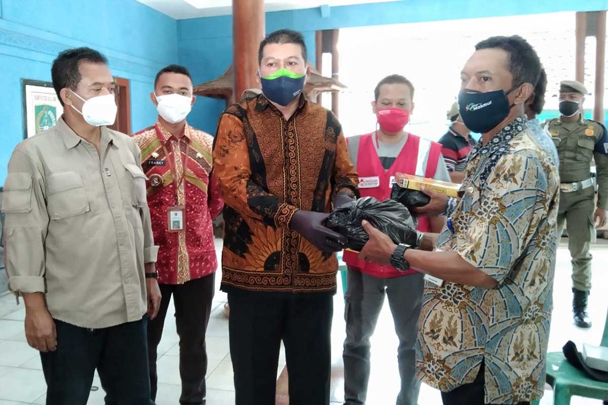 Didik Gatot Subroto memberikan bantuan secara simbolis. (jaz) - Alfamart Salurkan 50 Mukena dan 50 Sarung Untuk Petugas Kebersihan