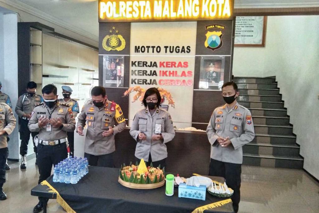 Doa bersama Kapolresta, Wakapolresta, Kabag Humas lama dan yang baru. (jaz) - Kasubbag Humas Purna Tugas, Kapolresta Makota Berikan Tumpeng Terima Kasih
