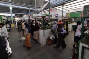 Fluktuasi harga sembako di pasar tradisional turut mempengaruhi inflasi. (rhd) - Kota Malang Kembali Inflasi, Nasional-Jatim Alami Deflasi