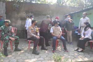 Forkopimda berdialog dengan perangkat Puskesmas, Babhinsa, Babinkamtibmas dan RT/RW setempat. (jaz) - Terapkan Trauma Healing, Forkopimda Semangati Tiga Anak Isoman