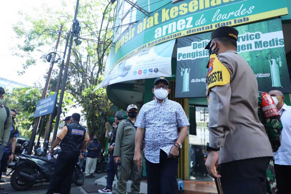 Forkopimda menjnjau Arnes Grosir Alat Kesehatan Jalan Dr Cipto. (jaz) - Fluktuasi Kebutuhan Oksigen dan Obat-obatan, Walikota: Kuncinya Taat Prokes