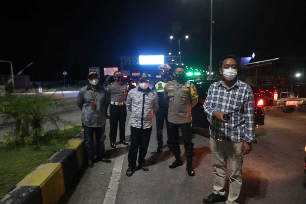 Forpimda meninjau penyekatan akses di Karanglo. (ist) - Forpimda Kota Malang Gencar Patroli Humanis, Walikota: Tolonglah Masyarakat Sadar