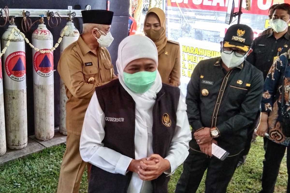 Gubernur Jawa Timur, Khofifah Indar Parawansa, ditemui selepas peresmian isi ulang oksigen gratis di Bakorwil III Malang. (jaz) - Pemrov Jatim Dorong Pemda Percepat Isolasi Terpusat