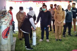 Gubernur Jawa Timur, Khofifah Indar Parawansa secara simbolis menyerahkan gas oksigen. (jaz) - Khofifah Resmikan Isi Ulang Gas Oksigen Gratis, Minta Carikan Operator