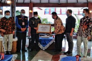 HM Sampoerna-Averoes serahkan secara simbolis kepada Walikota Malang, Drs H Sutiaji. (jaz) - HM Sampoerna-Averoes Salurkan 3.000 Botol Probiotik