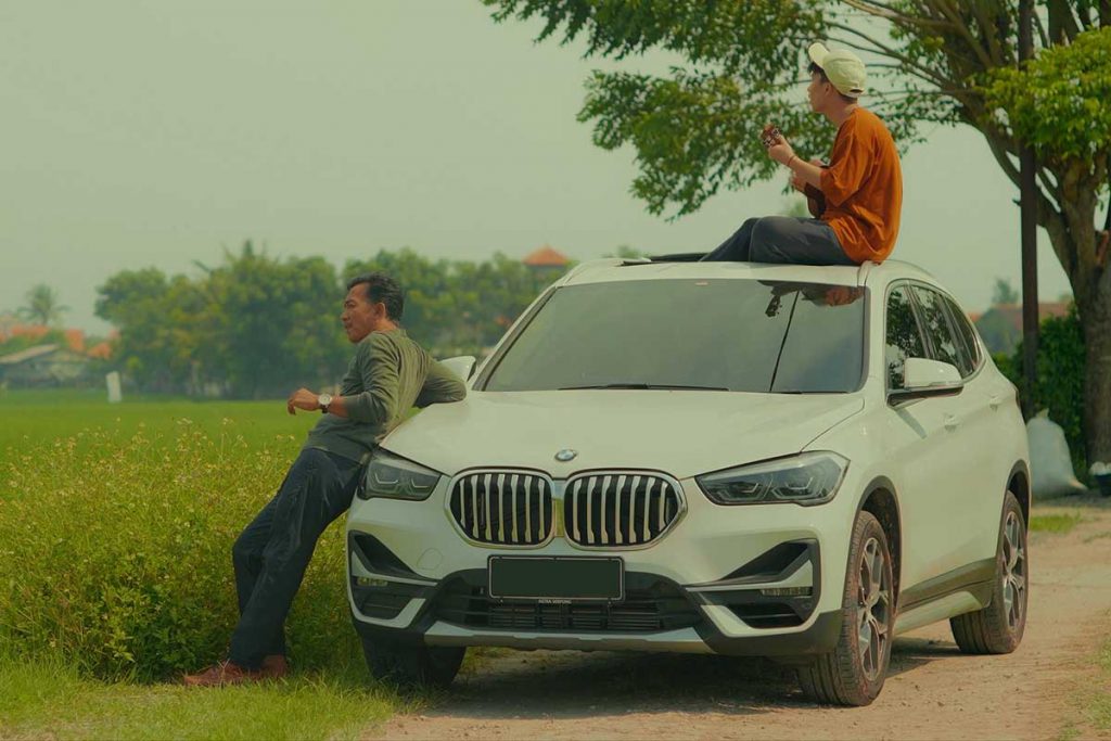 Hubungan kehangatan antara papa dan Adit. (ist) - Film Pendek "Elipsis" BMW Astra Sampaikan Pesan Arti Hubungan