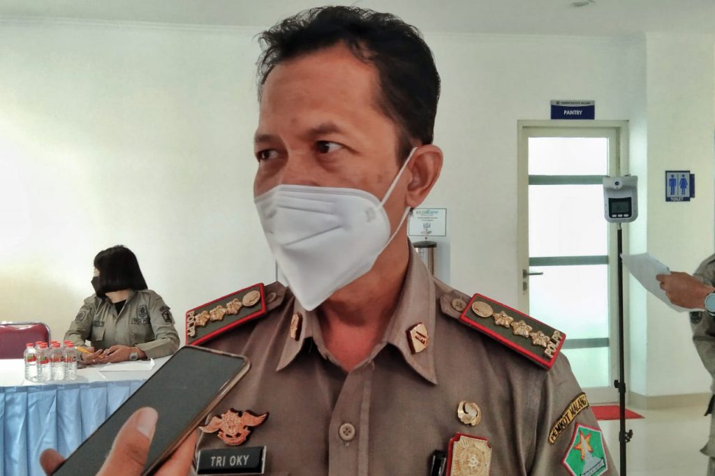 Sekretaris Satpol PP Kota Malang, Tri Oky Widianto, memberikan penjelasan kepada awak media. (jaz)