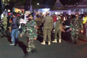 Petugas gabungan PPKM Mikro Darurat razia saat malam minggu. (ist)