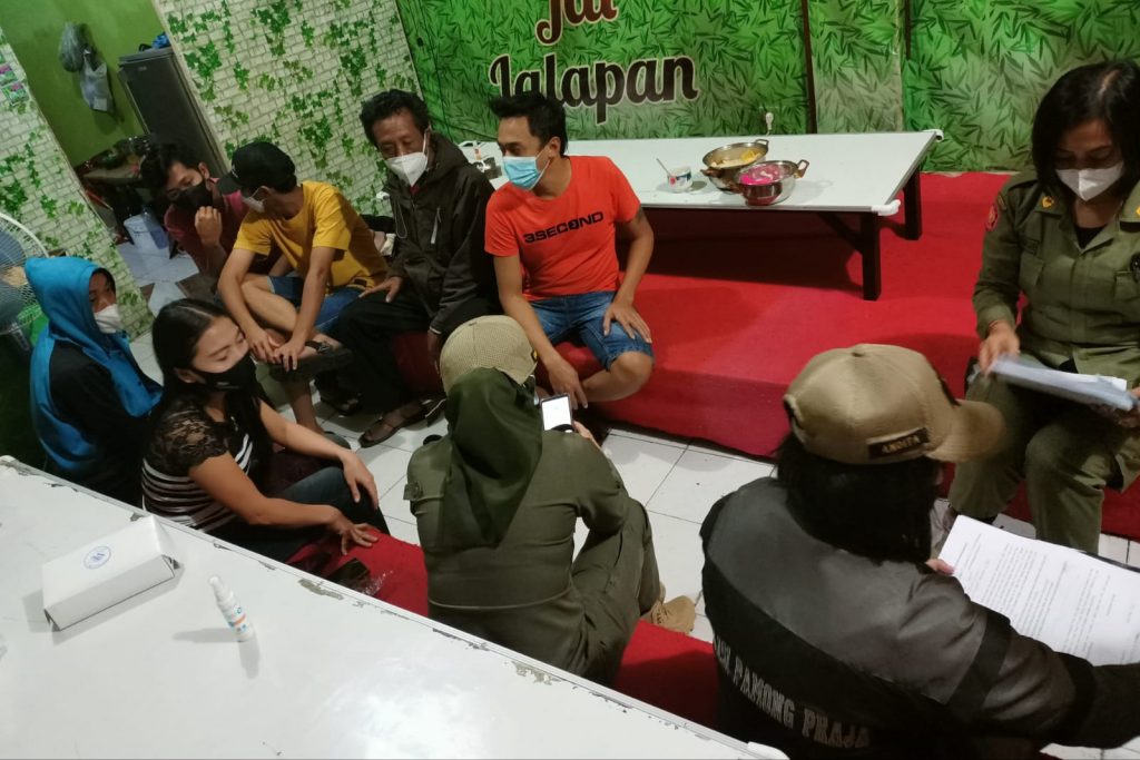 Petugas mendata identitas para pelanggar dan membuat surat pernyataan. (ist)