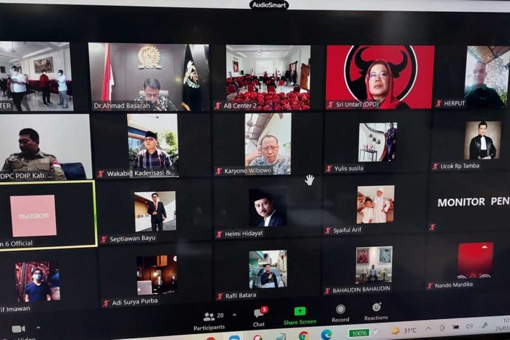 Jajaran pimpinan dan kader PDI Perjuangan dalam penyerahan bantuan kemanusiaan. (ist) - Ahmad Basarah Gelontorkan Bantuan Masyarakat Terdampak Covid-19 di Malang Raya