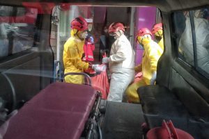 Jenazah ketika dievakuasi ke mobil ambulans. (jaz) - Tamu Hotel Fif-Fa Tewas Diduga Sakit Lambung