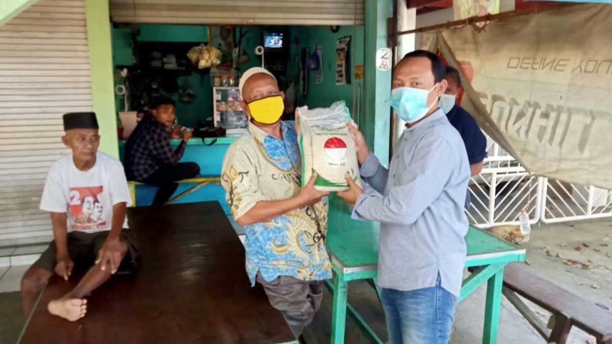 KWG Salurkan Bantuan Beras Untuk Warga Terdampak Covid-19 - Gandeng Pemkab Gresik