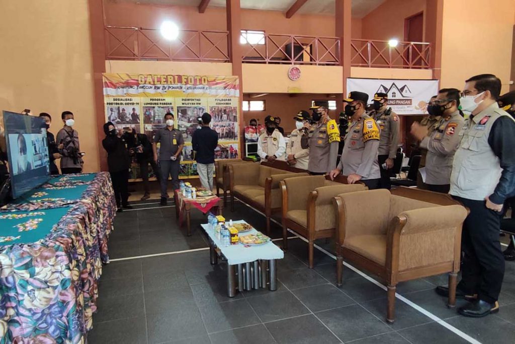 Kabaharkam didampingi Forkopimda Kota Malang berdialog dengan warga isoman di Kampung Tangguh (Posko PPKM Mikro) Poharin. (jaz) - Kabaharkam Polri Apresiasi Penanganan PPKM di Kota Malang, Begini Alasannya