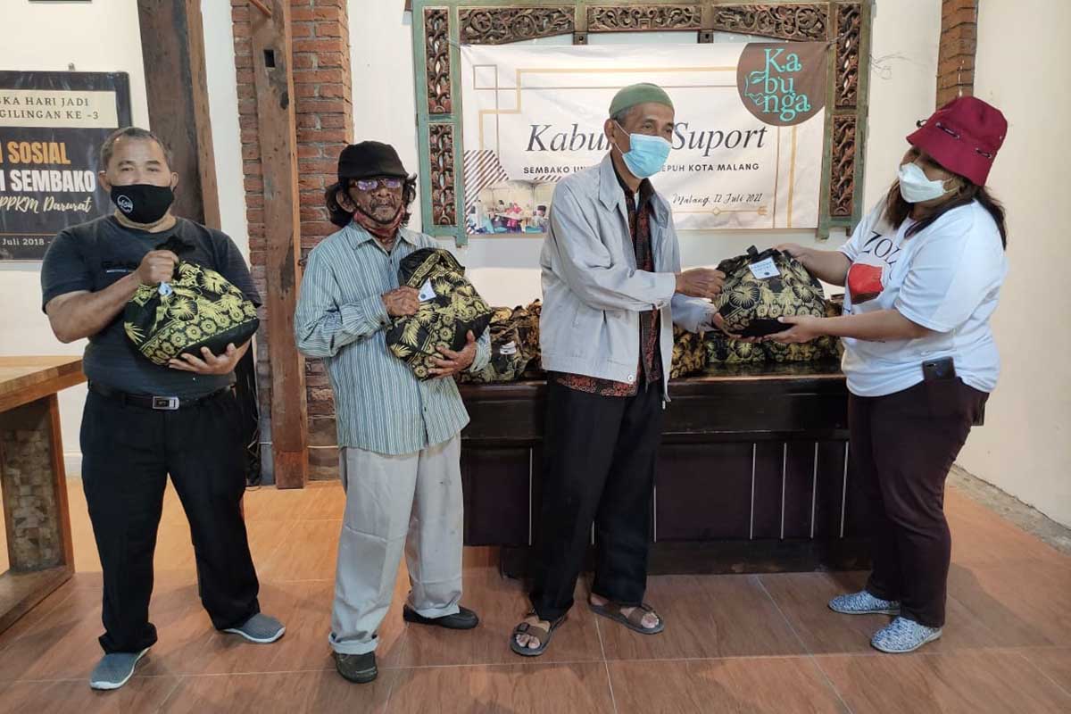 Kabunga menyalurkan bansos kepada seniman sepuh Kota Malang. (rhd) - Kabunga Bantu Sembako Seniman Sepuh Kota Malang