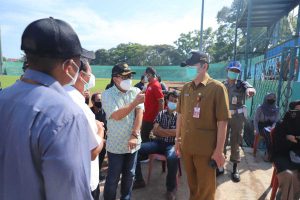 Kadinkes Kota Malang saat mendampingi Walikota meninjau vaksinasi. (jaz) - Sabar, Sebentar Lagi KTP Non Malang Bisa Vaksinasi