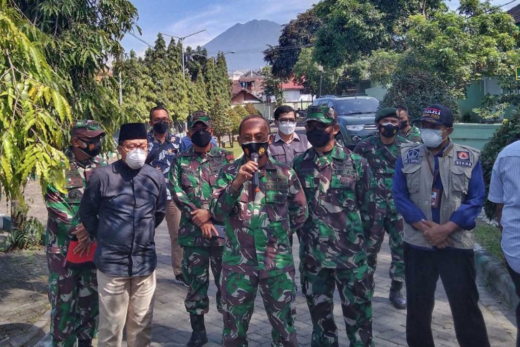 Kakesdam V/Brawijaya, Kolonel CKM dr Djanuar Fitriadi, SpB, memberikan penjelasan kepada awak media. (jaz) - RSL dr Soepraoen Siap Tampung 228 Isoman Ringan