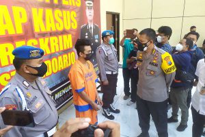 INTEROGASI - Kapolresta Sidoarjo, Kombes Pol Kusumo Wahyu Bintoro menginterogasi tersangka penganiayaan anak, M Rizal Firmansyah (24) karena kalah main game online di Polresta Sidoarjo, Selasa (13/07/2021) - Lampiaskan Emosi, Hajar Anak Kandung Berusia 3 Tahun - Kalah Main Game Online