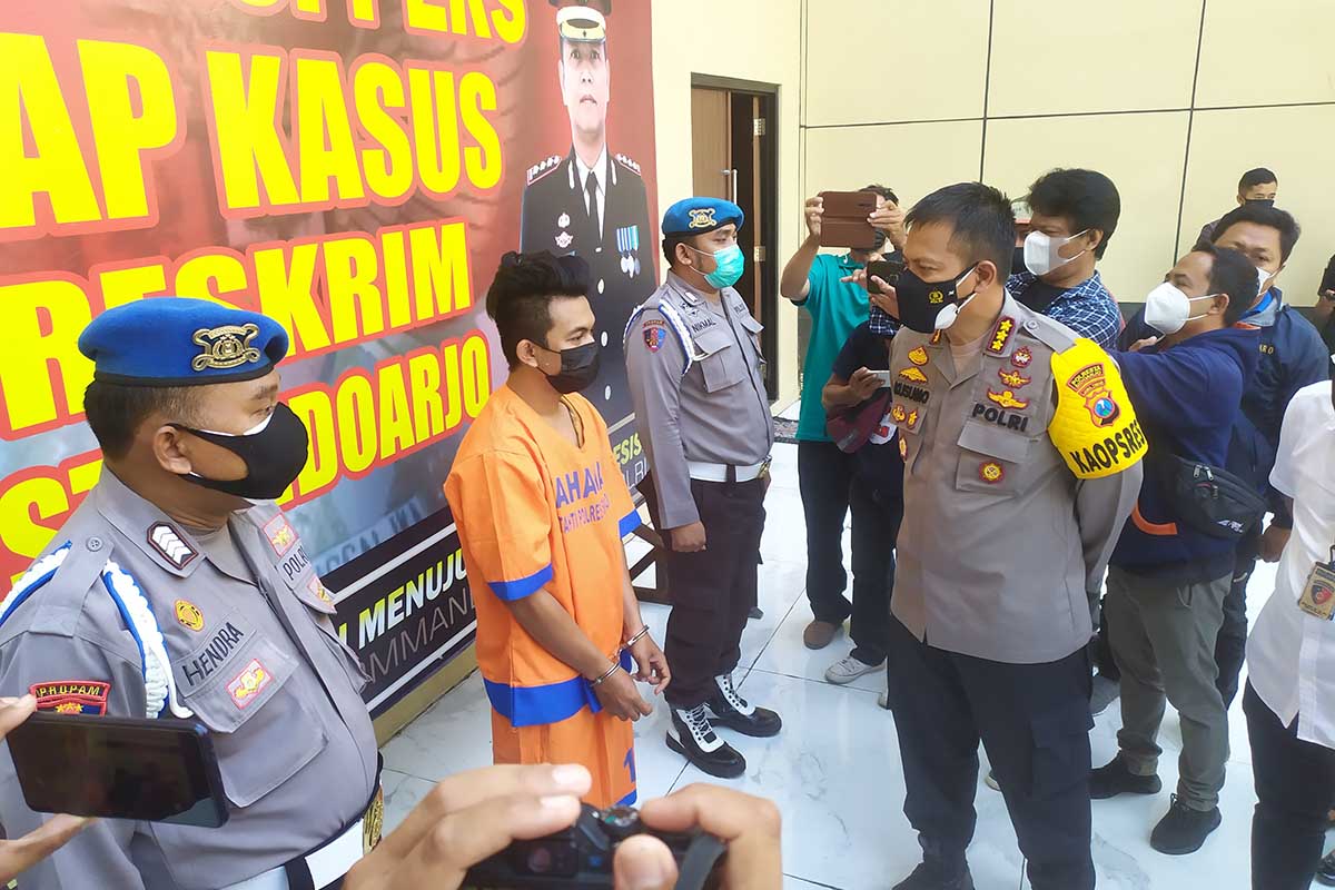 INTEROGASI - Kapolresta Sidoarjo, Kombes Pol Kusumo Wahyu Bintoro menginterogasi tersangka penganiayaan anak, M Rizal Firmansyah (24) karena kalah main game online di Polresta Sidoarjo, Selasa (13/07/2021) - Lampiaskan Emosi, Hajar Anak Kandung Berusia 3 Tahun - Kalah Main Game Online